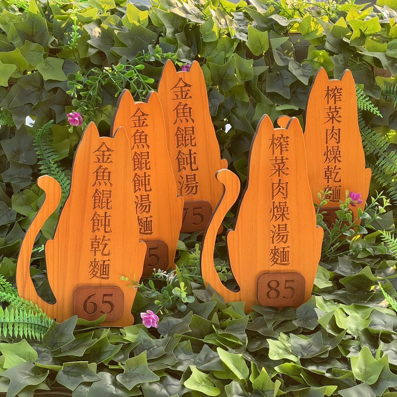 手繪貓咪菜單立牌雷射雕刻客製案例|松木替換式價格牌 135 手繪貓咪菜單立牌雷射雕刻客製案例|松木替換式價格牌